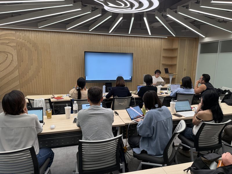 AI 實作課程:學員帶著筆電在講堂實作