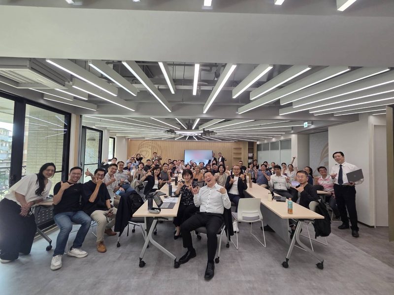 商會組聚:數十位企業主在講堂合影